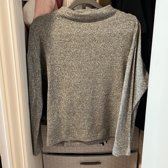 Uniqlo women’s sweater - Picture 3 of 3